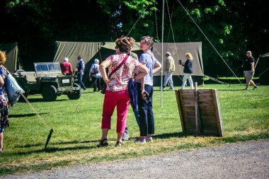 Reims, Fransa, 10 Mayıs 2025 1945 Amerikan Müttefik askeri kampının tarihi canlandırması. Sergide kostümlü insanlar, araçlar, silahlar, lojistik ve II. Dünya Savaşı sırasında kullanılan dönem aksesuarları yer alıyor.