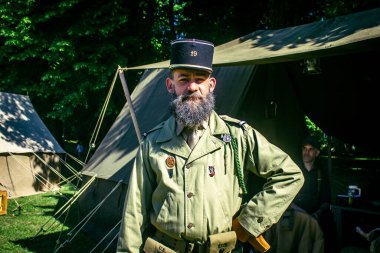 Reims, Fransa, 10 Mayıs 2025 1945 Amerikan Müttefik askeri kampının tarihi canlandırması. Sergide kostümlü insanlar, araçlar, silahlar, lojistik ve II. Dünya Savaşı sırasında kullanılan dönem aksesuarları yer alıyor.