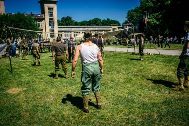 Reims, Fransa, 10 Mayıs 2025 1945 Amerikan Müttefik askeri kampının tarihi canlandırması. Sergide kostümlü insanlar, araçlar, silahlar, lojistik ve II. Dünya Savaşı sırasında kullanılan dönem aksesuarları yer alıyor.