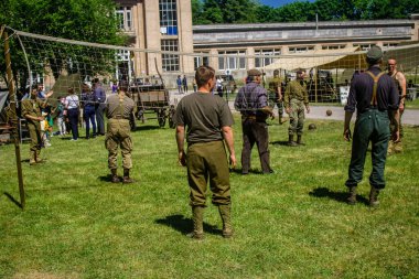 Reims, Fransa, 10 Mayıs 2025 1945 Amerikan Müttefik askeri kampının tarihi canlandırması. Sergide kostümlü insanlar, araçlar, silahlar, lojistik ve II. Dünya Savaşı sırasında kullanılan dönem aksesuarları yer alıyor.