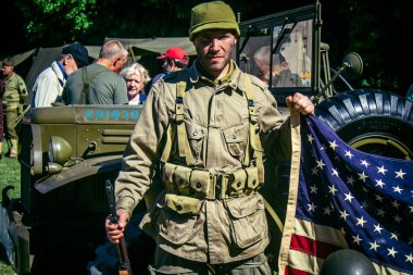Reims, Fransa, 10 Mayıs 2025 1945 Amerikan Müttefik askeri kampının tarihi canlandırması. Sergide kostümlü insanlar, araçlar, silahlar, lojistik ve II. Dünya Savaşı sırasında kullanılan dönem aksesuarları yer alıyor.