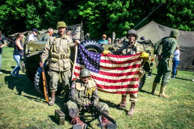 Reims, Fransa, 10 Mayıs 2025 1945 Amerikan Müttefik askeri kampının tarihi canlandırması. Sergide kostümlü insanlar, araçlar, silahlar, lojistik ve II. Dünya Savaşı sırasında kullanılan dönem aksesuarları yer alıyor.