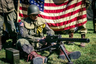 Reims, Fransa, 10 Mayıs 2025 1945 Amerikan Müttefik askeri kampının tarihi canlandırması. Sergide kostümlü insanlar, araçlar, silahlar, lojistik ve II. Dünya Savaşı sırasında kullanılan dönem aksesuarları yer alıyor.