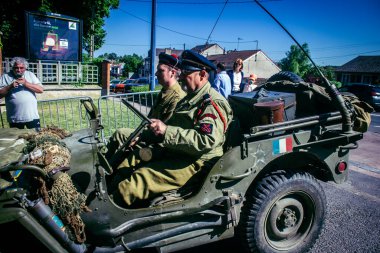 Reims, Fransa, 10 Mayıs 2025 1945 Amerikan Müttefik askeri kampının tarihi canlandırması. Sergide kostümlü insanlar, araçlar, silahlar, lojistik ve II. Dünya Savaşı sırasında kullanılan dönem aksesuarları yer alıyor.
