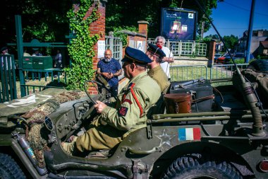 Reims, Fransa, 10 Mayıs 2025 1945 Amerikan Müttefik askeri kampının tarihi canlandırması. Sergide kostümlü insanlar, araçlar, silahlar, lojistik ve II. Dünya Savaşı sırasında kullanılan dönem aksesuarları yer alıyor.