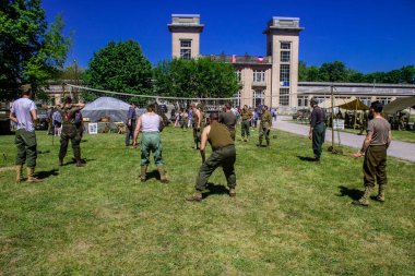 Reims, Fransa, 10 Mayıs 2025 1945 Amerikan Müttefik askeri kampının tarihi canlandırması. Sergide kostümlü insanlar, araçlar, silahlar, lojistik ve II. Dünya Savaşı sırasında kullanılan dönem aksesuarları yer alıyor.