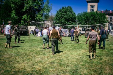 Reims, Fransa, 10 Mayıs 2025 1945 Amerikan Müttefik askeri kampının tarihi canlandırması. Sergide kostümlü insanlar, araçlar, silahlar, lojistik ve II. Dünya Savaşı sırasında kullanılan dönem aksesuarları yer alıyor.