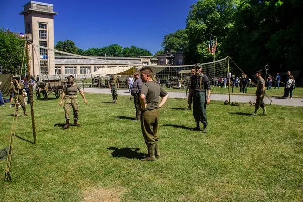 Reims, Fransa, 10 Mayıs 2025 1945 Amerikan Müttefik askeri kampının tarihi canlandırması. Sergide kostümlü insanlar, araçlar, silahlar, lojistik ve II. Dünya Savaşı sırasında kullanılan dönem aksesuarları yer alıyor.