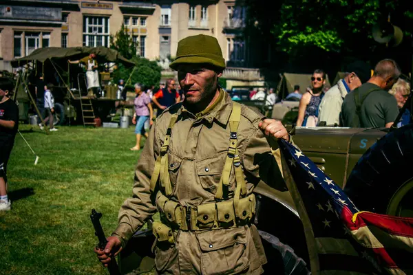 Reims, Fransa, 10 Mayıs 2025 1945 Amerikan Müttefik askeri kampının tarihi canlandırması. Sergide kostümlü insanlar, araçlar, silahlar, lojistik ve II. Dünya Savaşı sırasında kullanılan dönem aksesuarları yer alıyor.
