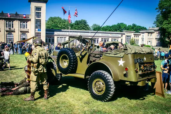 Reims, Fransa, 10 Mayıs 2025 1945 Amerikan Müttefik askeri kampının tarihi canlandırması. Sergide kostümlü insanlar, araçlar, silahlar, lojistik ve II. Dünya Savaşı sırasında kullanılan dönem aksesuarları yer alıyor.