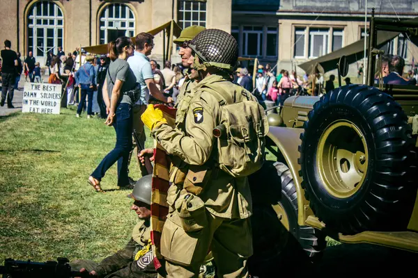 Reims, Fransa, 10 Mayıs 2025 1945 Amerikan Müttefik askeri kampının tarihi canlandırması. Sergide kostümlü insanlar, araçlar, silahlar, lojistik ve II. Dünya Savaşı sırasında kullanılan dönem aksesuarları yer alıyor.