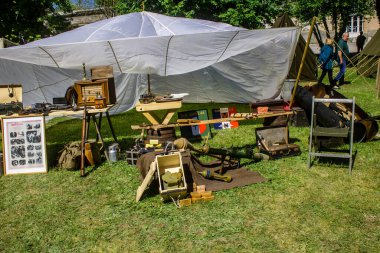 Reims, Fransa, 10 Mayıs 2025 1945 Amerikan Müttefik askeri kampının tarihi canlandırması. Sergide kostümlü insanlar, araçlar, silahlar, lojistik ve II. Dünya Savaşı sırasında kullanılan dönem aksesuarları yer alıyor.