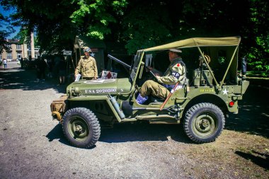 Reims, Fransa, 10 Mayıs 2025 1945 Amerikan Müttefik askeri kampının tarihi canlandırması. Sergide kostümlü insanlar, araçlar, silahlar, lojistik ve II. Dünya Savaşı sırasında kullanılan dönem aksesuarları yer alıyor.