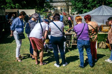 Reims, Fransa, 10 Mayıs 2025. Dünya Savaşı 'ndan kalma kostümlü insanlar, araçlar, silahlar, lojistik ve dönem aksesuarlarıyla 1945 Amerikan Müttefik askeri kampının tarihi yeniden canlandırmasını ziyaret etti.