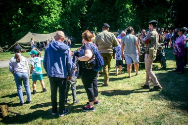 Reims, Fransa, 10 Mayıs 2025. Dünya Savaşı 'ndan kalma kostümlü insanlar, araçlar, silahlar, lojistik ve dönem aksesuarlarıyla 1945 Amerikan Müttefik askeri kampının tarihi yeniden canlandırmasını ziyaret etti.