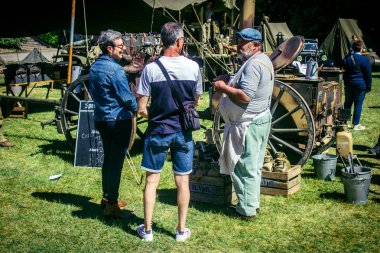 Reims, Fransa, 10 Mayıs 2025. Dünya Savaşı 'ndan kalma kostümlü insanlar, araçlar, silahlar, lojistik ve dönem aksesuarlarıyla 1945 Amerikan Müttefik askeri kampının tarihi yeniden canlandırmasını ziyaret etti.