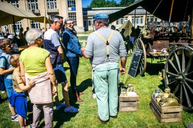 Reims, Fransa, 10 Mayıs 2025. Dünya Savaşı 'ndan kalma kostümlü insanlar, araçlar, silahlar, lojistik ve dönem aksesuarlarıyla 1945 Amerikan Müttefik askeri kampının tarihi yeniden canlandırmasını ziyaret etti.