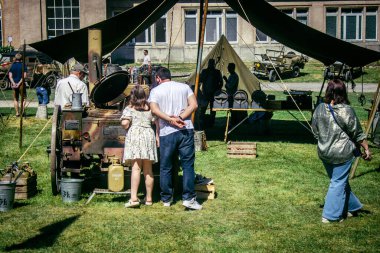 Reims, Fransa, 10 Mayıs 2025. Dünya Savaşı 'ndan kalma kostümlü insanlar, araçlar, silahlar, lojistik ve dönem aksesuarlarıyla 1945 Amerikan Müttefik askeri kampının tarihi yeniden canlandırmasını ziyaret etti.
