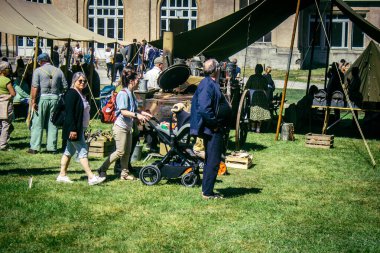 Reims, Fransa, 10 Mayıs 2025. Dünya Savaşı 'ndan kalma kostümlü insanlar, araçlar, silahlar, lojistik ve dönem aksesuarlarıyla 1945 Amerikan Müttefik askeri kampının tarihi yeniden canlandırmasını ziyaret etti.