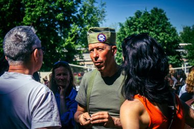 Reims, Fransa, 10 Mayıs 2025. Dünya Savaşı 'ndan kalma kostümlü insanlar, araçlar, silahlar, lojistik ve dönem aksesuarlarıyla 1945 Amerikan Müttefik askeri kampının tarihi yeniden canlandırmasını ziyaret etti.