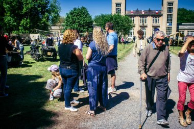 Reims, Fransa, 10 Mayıs 2025. Dünya Savaşı 'ndan kalma kostümlü insanlar, araçlar, silahlar, lojistik ve dönem aksesuarlarıyla 1945 Amerikan Müttefik askeri kampının tarihi yeniden canlandırmasını ziyaret etti.