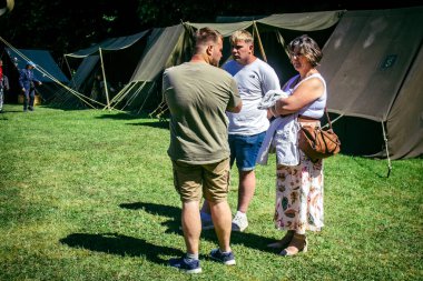 Reims, Fransa, 10 Mayıs 2025. Dünya Savaşı 'ndan kalma kostümlü insanlar, araçlar, silahlar, lojistik ve dönem aksesuarlarıyla 1945 Amerikan Müttefik askeri kampının tarihi yeniden canlandırmasını ziyaret etti.