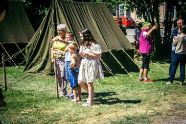 Reims, Fransa, 10 Mayıs 2025. Dünya Savaşı 'ndan kalma kostümlü insanlar, araçlar, silahlar, lojistik ve dönem aksesuarlarıyla 1945 Amerikan Müttefik askeri kampının tarihi yeniden canlandırmasını ziyaret etti.