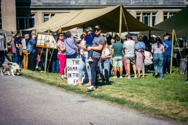 Reims, Fransa, 10 Mayıs 2025. Dünya Savaşı 'ndan kalma kostümlü insanlar, araçlar, silahlar, lojistik ve dönem aksesuarlarıyla 1945 Amerikan Müttefik askeri kampının tarihi yeniden canlandırmasını ziyaret etti.