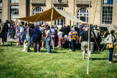 Reims, Fransa, 10 Mayıs 2025. Dünya Savaşı 'ndan kalma kostümlü insanlar, araçlar, silahlar, lojistik ve dönem aksesuarlarıyla 1945 Amerikan Müttefik askeri kampının tarihi yeniden canlandırmasını ziyaret etti.