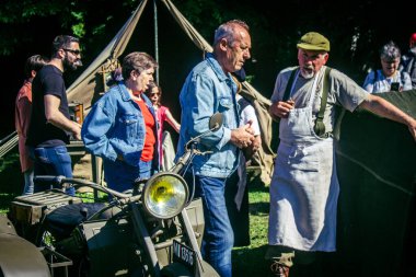 Reims, Fransa, 10 Mayıs 2025. Dünya Savaşı 'ndan kalma kostümlü insanlar, araçlar, silahlar, lojistik ve dönem aksesuarlarıyla 1945 Amerikan Müttefik askeri kampının tarihi yeniden canlandırmasını ziyaret etti.