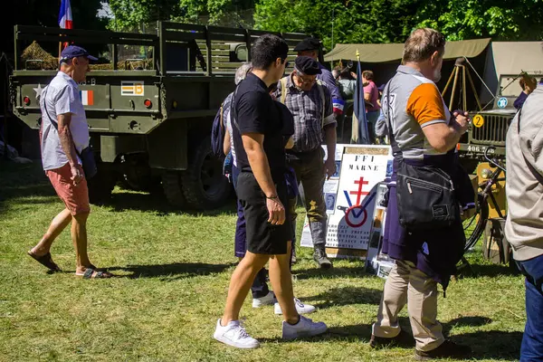Reims, Fransa, 10 Mayıs 2025. Dünya Savaşı 'ndan kalma kostümlü insanlar, araçlar, silahlar, lojistik ve dönem aksesuarlarıyla 1945 Amerikan Müttefik askeri kampının tarihi yeniden canlandırmasını ziyaret etti.