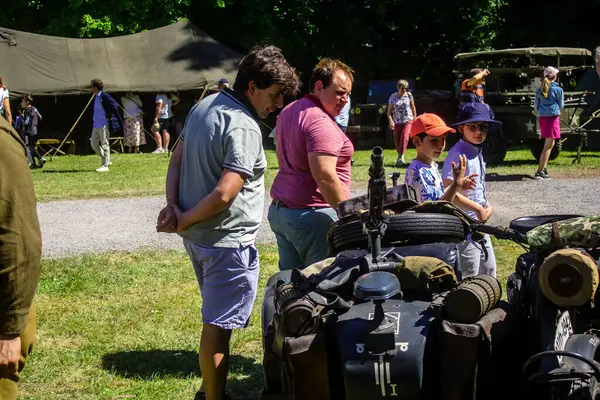 Reims, Fransa, 10 Mayıs 2025. Dünya Savaşı 'ndan kalma kostümlü insanlar, araçlar, silahlar, lojistik ve dönem aksesuarlarıyla 1945 Amerikan Müttefik askeri kampının tarihi yeniden canlandırmasını ziyaret etti.
