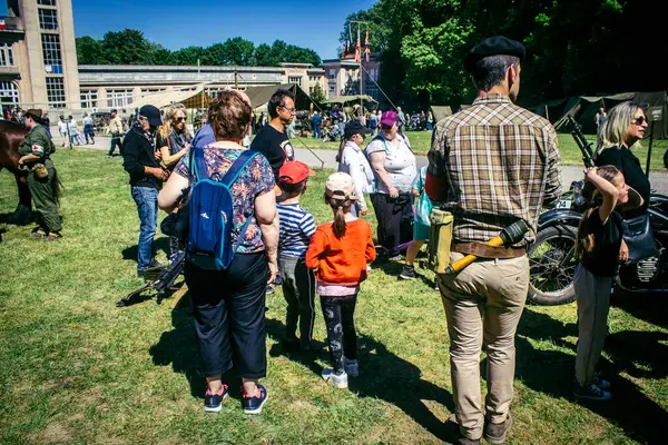 Reims, Fransa, 10 Mayıs 2025. Dünya Savaşı 'ndan kalma kostümlü insanlar, araçlar, silahlar, lojistik ve dönem aksesuarlarıyla 1945 Amerikan Müttefik askeri kampının tarihi yeniden canlandırmasını ziyaret etti.