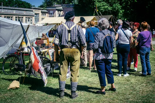 Reims, Fransa, 10 Mayıs 2025. Dünya Savaşı 'ndan kalma kostümlü insanlar, araçlar, silahlar, lojistik ve dönem aksesuarlarıyla 1945 Amerikan Müttefik askeri kampının tarihi yeniden canlandırmasını ziyaret etti.