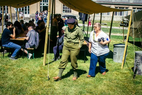Reims, Fransa, 10 Mayıs 2025. Dünya Savaşı 'ndan kalma kostümlü insanlar, araçlar, silahlar, lojistik ve dönem aksesuarlarıyla 1945 Amerikan Müttefik askeri kampının tarihi yeniden canlandırmasını ziyaret etti.