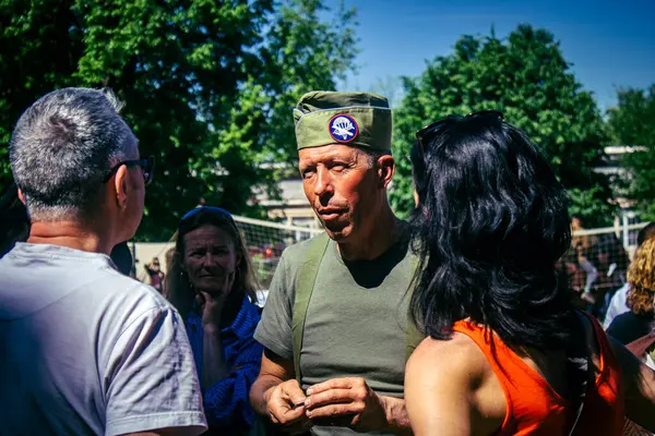 Reims, Fransa, 10 Mayıs 2025. Dünya Savaşı 'ndan kalma kostümlü insanlar, araçlar, silahlar, lojistik ve dönem aksesuarlarıyla 1945 Amerikan Müttefik askeri kampının tarihi yeniden canlandırmasını ziyaret etti.