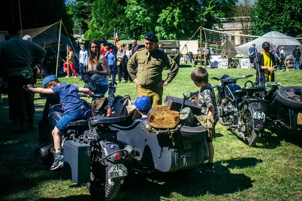 Reims, Fransa, 10 Mayıs 2025. Dünya Savaşı 'ndan kalma kostümlü insanlar, araçlar, silahlar, lojistik ve dönem aksesuarlarıyla 1945 Amerikan Müttefik askeri kampının tarihi yeniden canlandırmasını ziyaret etti.