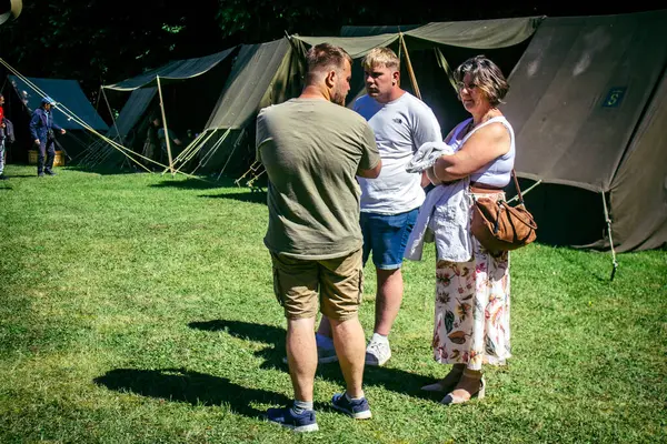 Reims, Fransa, 10 Mayıs 2025. Dünya Savaşı 'ndan kalma kostümlü insanlar, araçlar, silahlar, lojistik ve dönem aksesuarlarıyla 1945 Amerikan Müttefik askeri kampının tarihi yeniden canlandırmasını ziyaret etti.