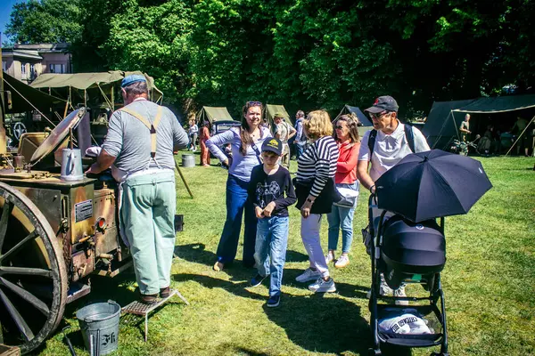 Reims, Fransa, 10 Mayıs 2025. Dünya Savaşı 'ndan kalma kostümlü insanlar, araçlar, silahlar, lojistik ve dönem aksesuarlarıyla 1945 Amerikan Müttefik askeri kampının tarihi yeniden canlandırmasını ziyaret etti.