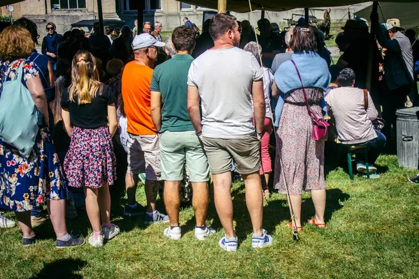 Reims, Fransa, 10 Mayıs 2025. Dünya Savaşı 'ndan kalma kostümlü insanlar, araçlar, silahlar, lojistik ve dönem aksesuarlarıyla 1945 Amerikan Müttefik askeri kampının tarihi yeniden canlandırmasını ziyaret etti.