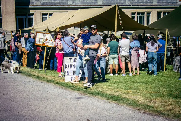 Reims, Fransa, 10 Mayıs 2025. Dünya Savaşı 'ndan kalma kostümlü insanlar, araçlar, silahlar, lojistik ve dönem aksesuarlarıyla 1945 Amerikan Müttefik askeri kampının tarihi yeniden canlandırmasını ziyaret etti.