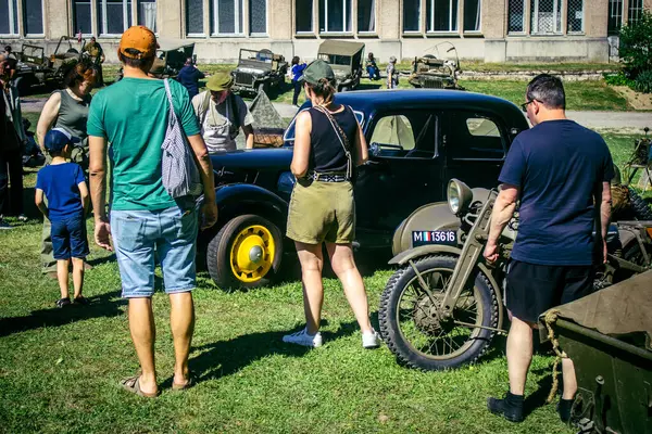 Reims, Fransa, 10 Mayıs 2025. Dünya Savaşı 'ndan kalma kostümlü insanlar, araçlar, silahlar, lojistik ve dönem aksesuarlarıyla 1945 Amerikan Müttefik askeri kampının tarihi yeniden canlandırmasını ziyaret etti.