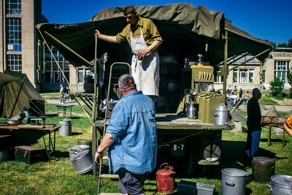 Reims, Fransa, 10 Mayıs 2025. Dünya Savaşı 'ndan kalma kostümlü insanlar, araçlar, silahlar, lojistik ve dönem aksesuarlarıyla 1945 Amerikan Müttefik askeri kampının tarihi yeniden canlandırmasını ziyaret etti.