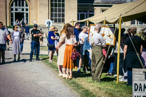 Reims, Fransa, 10 Mayıs 2025. Dünya Savaşı 'ndan kalma kostümlü insanlar, araçlar, silahlar, lojistik ve dönem aksesuarlarıyla 1945 Amerikan Müttefik askeri kampının tarihi yeniden canlandırmasını ziyaret etti.