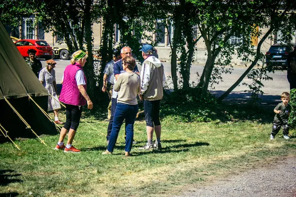 Reims, Fransa, 10 Mayıs 2025. Dünya Savaşı 'ndan kalma kostümlü insanlar, araçlar, silahlar, lojistik ve dönem aksesuarlarıyla 1945 Amerikan Müttefik askeri kampının tarihi yeniden canlandırmasını ziyaret etti.