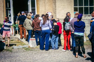 Reims, Fransa, 10 Mayıs 2025. Dünya Savaşı 'ndan kalma kostümlü insanlar, araçlar, silahlar, lojistik ve dönem aksesuarlarıyla 1945 Amerikan Müttefik askeri kampının tarihi yeniden canlandırmasını ziyaret etti.