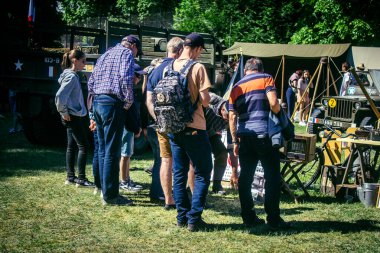 Reims, Fransa, 10 Mayıs 2025. Dünya Savaşı 'ndan kalma kostümlü insanlar, araçlar, silahlar, lojistik ve dönem aksesuarlarıyla 1945 Amerikan Müttefik askeri kampının tarihi yeniden canlandırmasını ziyaret etti.