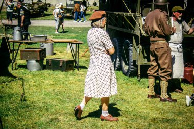 Reims, Fransa, 10 Mayıs 2025. Dünya Savaşı 'ndan kalma kostümlü insanlar, araçlar, silahlar, lojistik ve dönem aksesuarlarıyla 1945 Amerikan Müttefik askeri kampının tarihi yeniden canlandırmasını ziyaret etti.