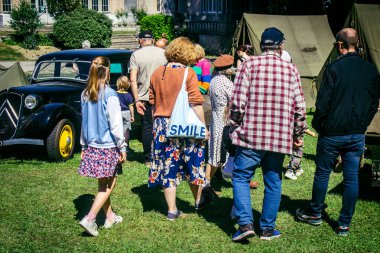 Reims, Fransa, 10 Mayıs 2025. Dünya Savaşı 'ndan kalma kostümlü insanlar, araçlar, silahlar, lojistik ve dönem aksesuarlarıyla 1945 Amerikan Müttefik askeri kampının tarihi yeniden canlandırmasını ziyaret etti.