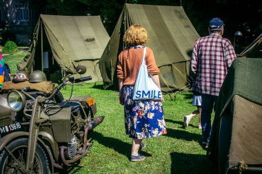Reims, Fransa, 10 Mayıs 2025. Dünya Savaşı 'ndan kalma kostümlü insanlar, araçlar, silahlar, lojistik ve dönem aksesuarlarıyla 1945 Amerikan Müttefik askeri kampının tarihi yeniden canlandırmasını ziyaret etti.